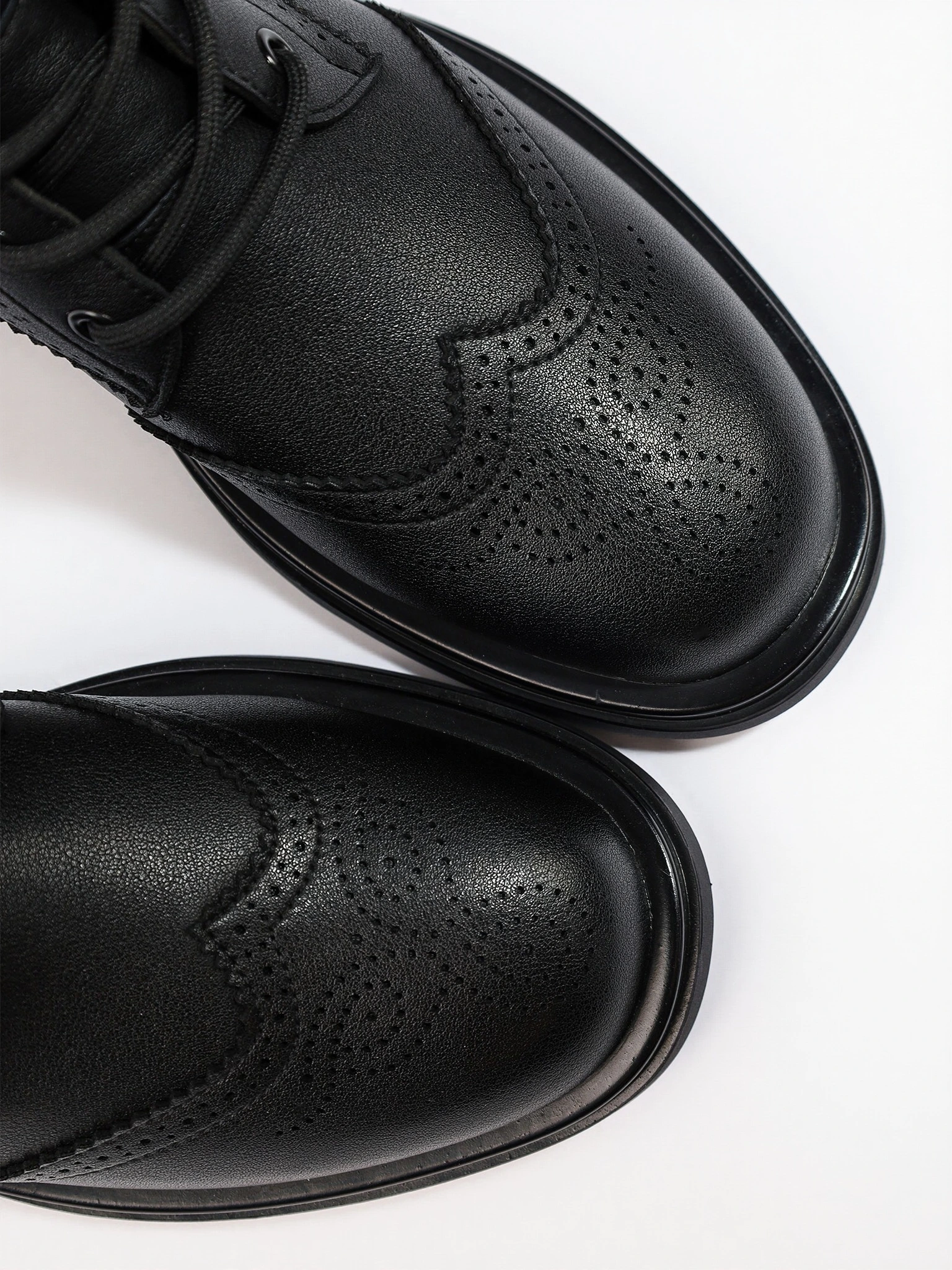 Ботинки-дерби черного цвета с декоративной перфорацией из натуральной кожи